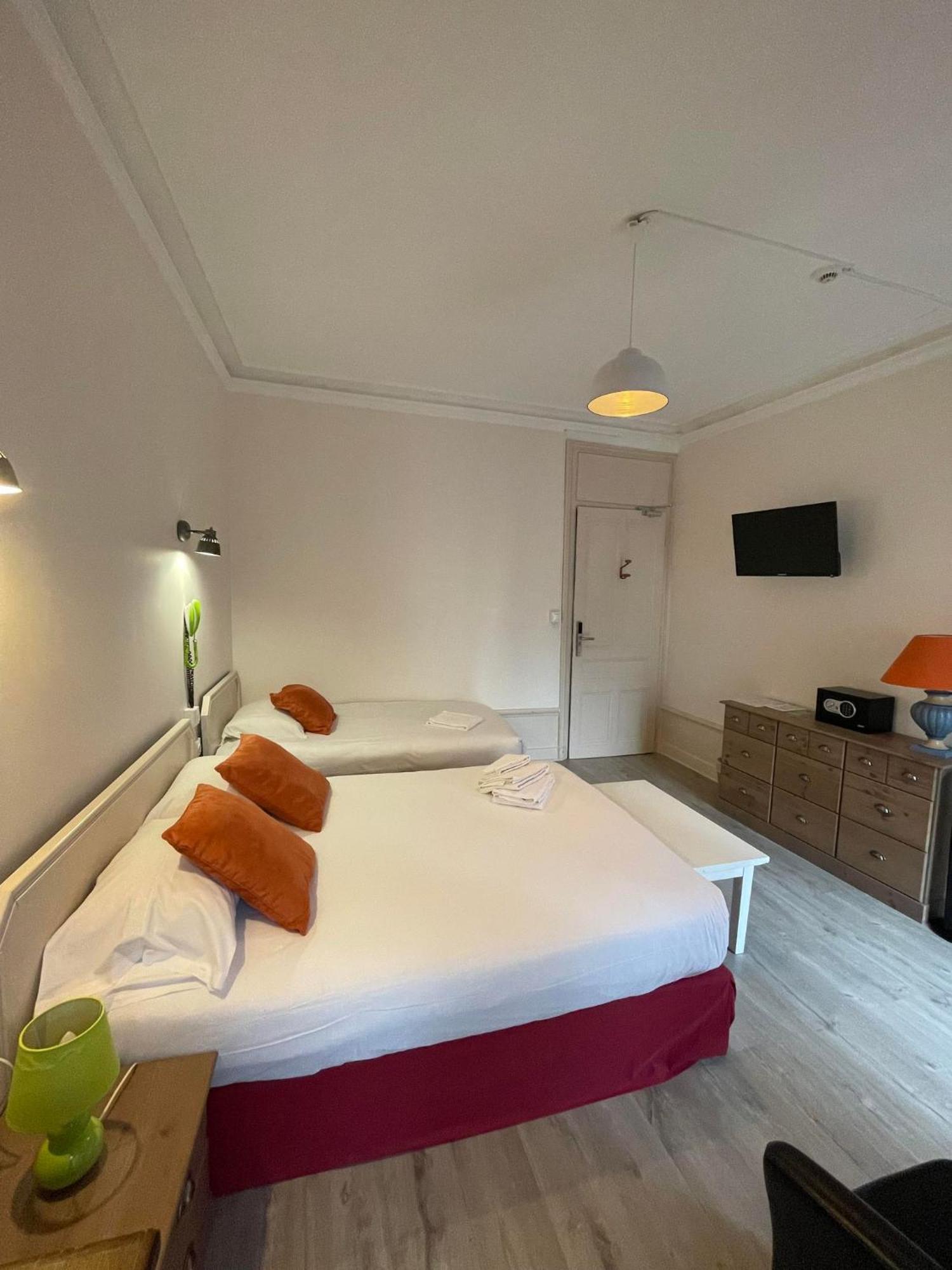 Chambre Triple (2 Adultes & 1 Enfant)